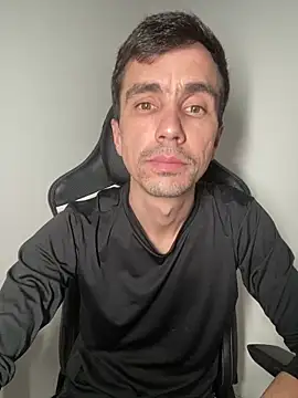 Snapshot of leozin01 chatting on 4, 5, 2026 leozin01 online show from 4, 5, 2026