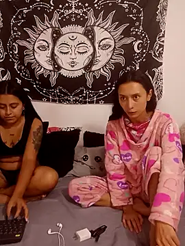 Snapshot of emily_n_abby chatting on 6, 3, 2026 emily n abby online show from 6, 3, 2026