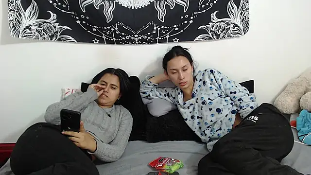 Snapshot of emily_n_abby chatting on 25, 3, 2026 emily n abby online show from 25, 3, 2026