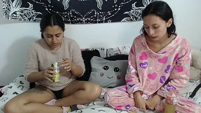 Snapshot of emily_n_abby chatting on 8, 4, 2026 emily n abby online show from 8, 4, 2026