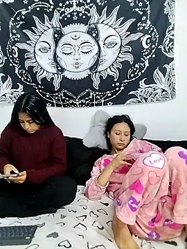 Snapshot of emily_n_abby chatting on 11, 4, 2026 emily n abby online show from 11, 4, 2026