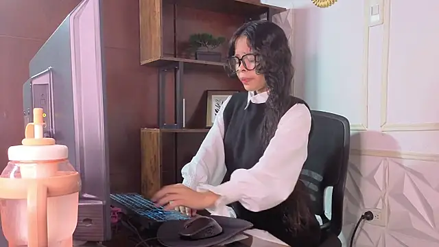 Snapshot of sharon_ivanna12 chatting on 7, 5, 2026 sharon ivanna12 online show from 7, 5, 2026