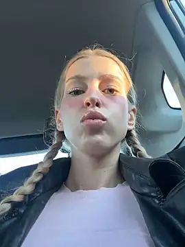 kira mia online show from 11, 4, 2026