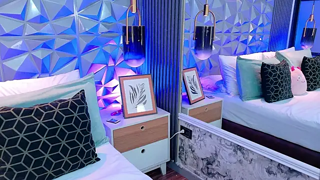 AdelineJhones online show from 13, 4, 2026