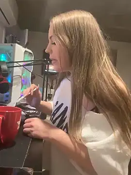 Snapshot of elliepixie chatting on 23, 12, 2025 elliepixie online show from 23, 12, 2025