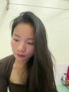 Bee Yellow00 online show from 5, 11, 2025