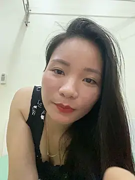 Bee Yellow00 online show from 6, 11, 2025