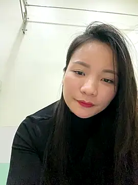 Bee Yellow00 online show from 5, 12, 2025