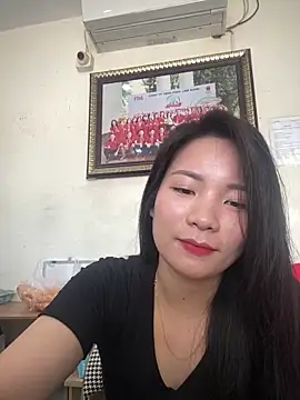 Bee Yellow00 online show from 9, 4, 2026