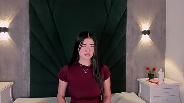 EmiliClarke online show from 4, 4, 2026