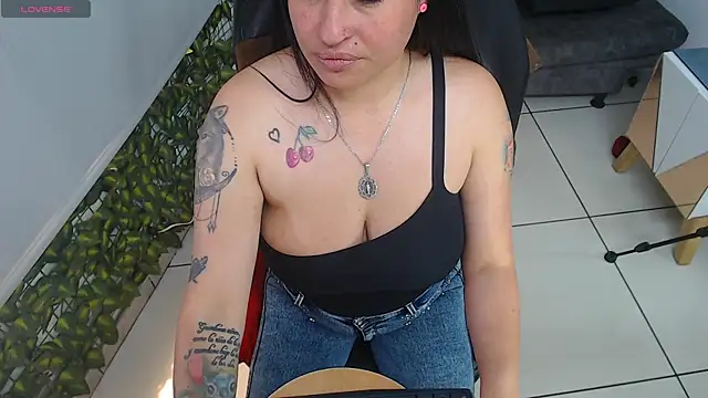 Snapshot of darian_boobs chatting on 5, 11, 2025 darian boobs online show from 5, 11, 2025