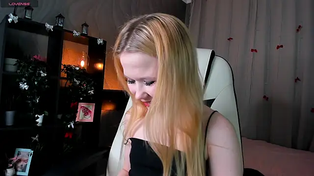 Snapshot of VivieSunn chatting on 5, 2, 2026 VivieSunn online show from 5, 2, 2026