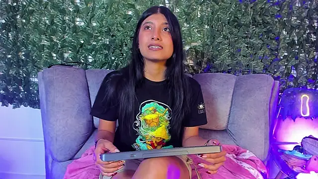 YeseniaRodriguez3 online show from 30, 6, 2026