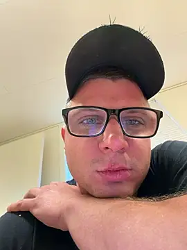 Snapshot of PolishBoy1995 chatting on 5, 11, 2025 PolishBoy1995 online show from 5, 11, 2025