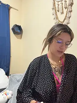 Snapshot of xsuusy chatting on 28, 10, 2025 xsuusy online show from 28, 10, 2025