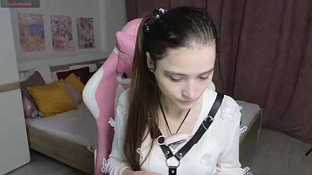 Hana Flo  online show from 11, 11, 2025