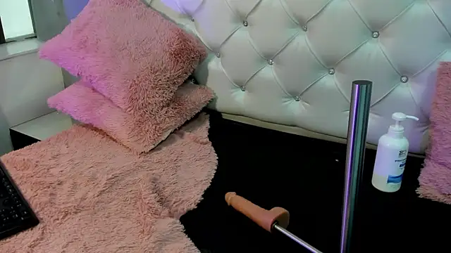 Cristinawhite online show from 1, 12, 2025