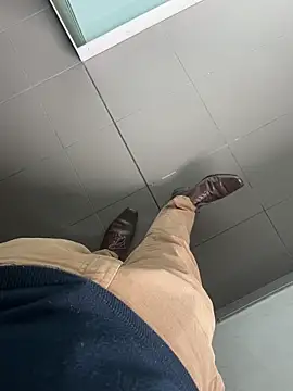 Snapshot of LeoBlaze13 chatting on 28, 10, 2025 LeoBlaze13 online show from 28, 10, 2025