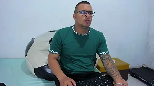 Snapshot of LucassFoster chatting on 24, 11, 2025 LucassFoster online show from 24, 11, 2025