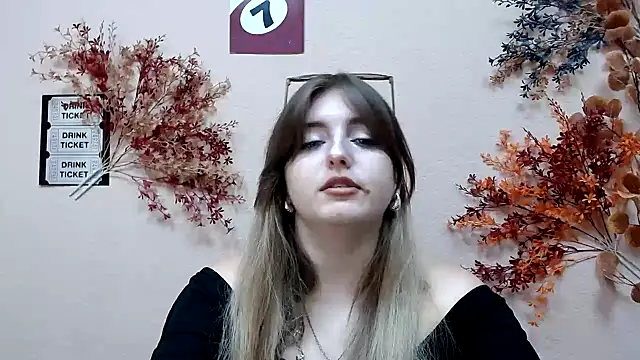 Snapshot of Dance__Queen chatting on 5, 11, 2025 Dance Queen online show from 5, 11, 2025