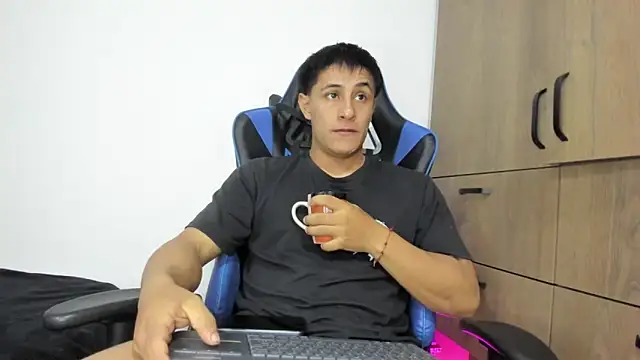 Snapshot of dorman_boy chatting on 28, 11, 2025 dorman boy online show from 28, 11, 2025