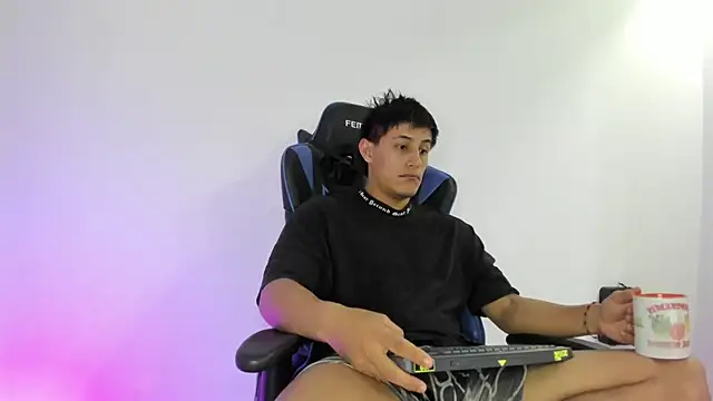 Snapshot of dorman_boy chatting on 17, 12, 2025 dorman boy online show from 17, 12, 2025