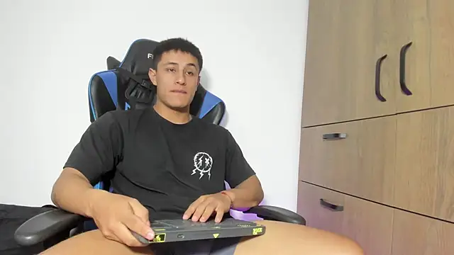 Snapshot of dorman_boy chatting on 8, 1, 2026 dorman boy online show from 8, 1, 2026