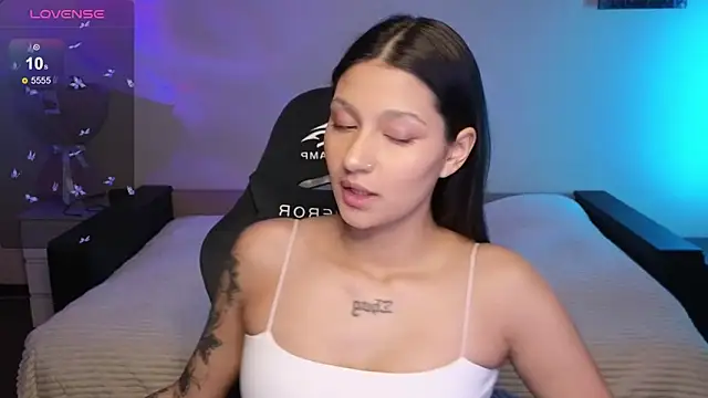 Snapshot of Nikol_Goldysss chatting on 8, 11, 2025 Nikol Goldysss online show from 8, 11, 2025