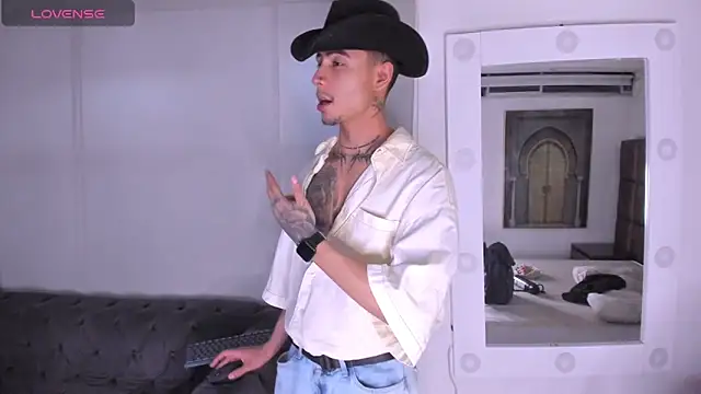 Snapshot of PiperrCry chatting on 8, 11, 2025 PiperrCry online show from 8, 11, 2025