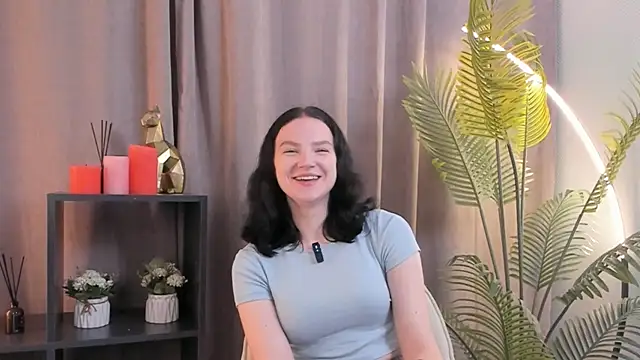 Snapshot of LatinaHuguenin chatting on 5, 11, 2025 LatinaHuguenin online show from 5, 11, 2025