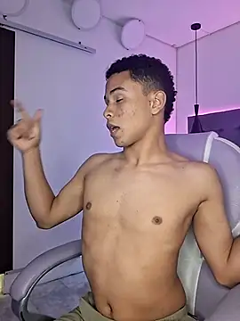 Snapshot of Liams18 chatting on 13, 11, 2025 Liams18 online show from 13, 11, 2025