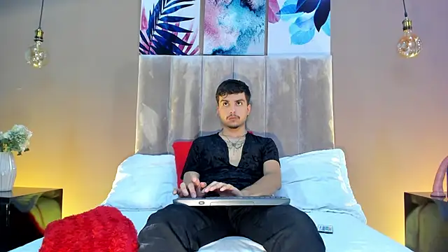 Snapshot of NicolasRey1 chatting on 13, 11, 2025 NicolasRey1 online show from 13, 11, 2025