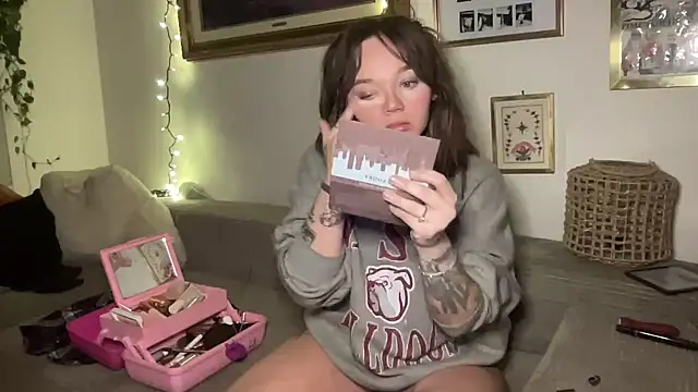 Snapshot of angelgirl98 chatting on 16, 12, 2025 angelgirl98 online show from 16, 12, 2025