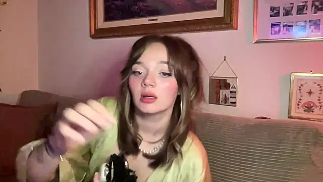 Snapshot of angelgirl98 chatting on 6, 3, 2026 angelgirl98 online show from 6, 3, 2026