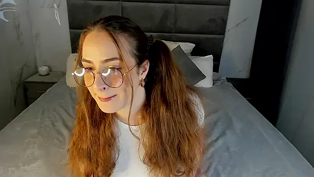 Snapshot of moon_sanny chatting on 17, 12, 2025 moon sanny online show from 17, 12, 2025