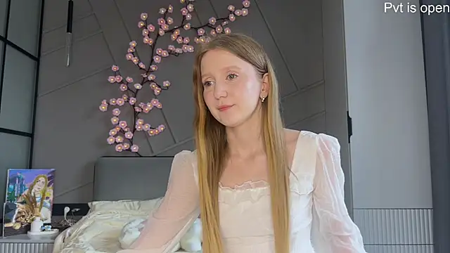 MiraJuicyJune online show from 29, 5, 2026
