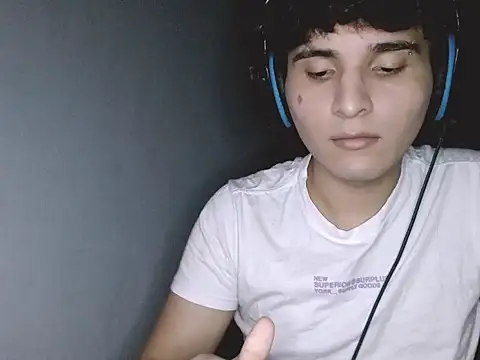 Snapshot of suggarboy03 chatting on 15, 11, 2025 suggarboy03 online show from 15, 11, 2025