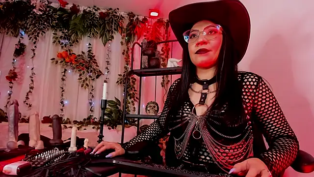 Halley Ravenn online show from 15, 4, 2026