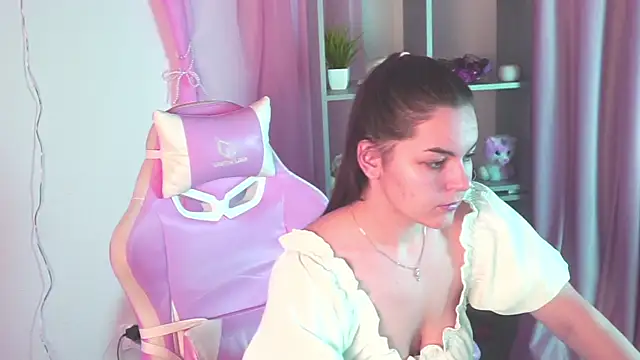 Snapshot of FrancescaCavaliere chatting on 17, 12, 2025 FrancescaCavaliere online show from 17, 12, 2025