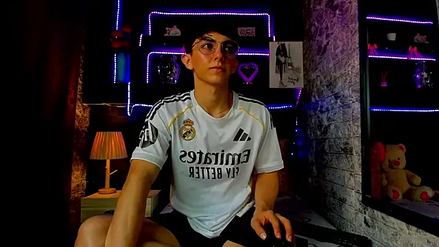 Snapshot of ElanGiraldo chatting on 7, 8, 2026 ElanGiraldo online show from 7, 8, 2026