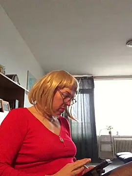 Snapshot of simone_xdressing chatting on 4, 1, 2025 simone xdressing online show from 4, 1, 2025