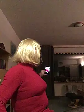 Snapshot of simone_xdressing chatting on 2, 2, 2025 simone xdressing online show from 2, 2, 2025