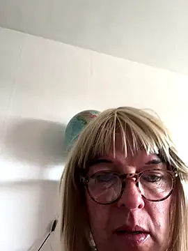 Snapshot of simone_xdressing chatting on 25, 9, 2025 simone xdressing online show from 25, 9, 2025