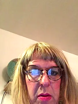 Snapshot of simone_xdressing chatting on 2, 11, 2025 simone xdressing online show from 2, 11, 2025