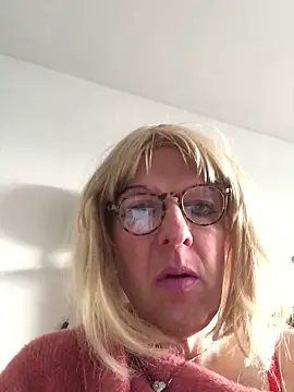 Snapshot of simone_xdressing chatting on 21, 12, 2025 simone xdressing online show from 21, 12, 2025