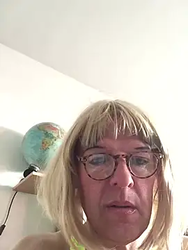 Snapshot of simone_xdressing chatting on 22, 3, 2026 simone xdressing online show from 22, 3, 2026