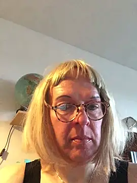 Snapshot of simone_xdressing chatting on 12, 4, 2026 simone xdressing online show from 12, 4, 2026