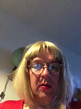 Snapshot of simone_xdressing chatting on 15, 4, 2026 simone xdressing online show from 15, 4, 2026