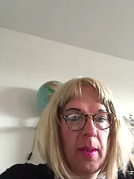 Snapshot of simone_xdressing chatting on 19, 4, 2026 simone xdressing online show from 19, 4, 2026