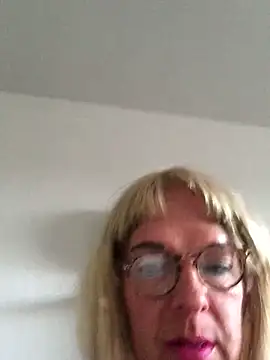Snapshot of simone_xdressing chatting on 19, 4, 2026 simone xdressing online show from 19, 4, 2026